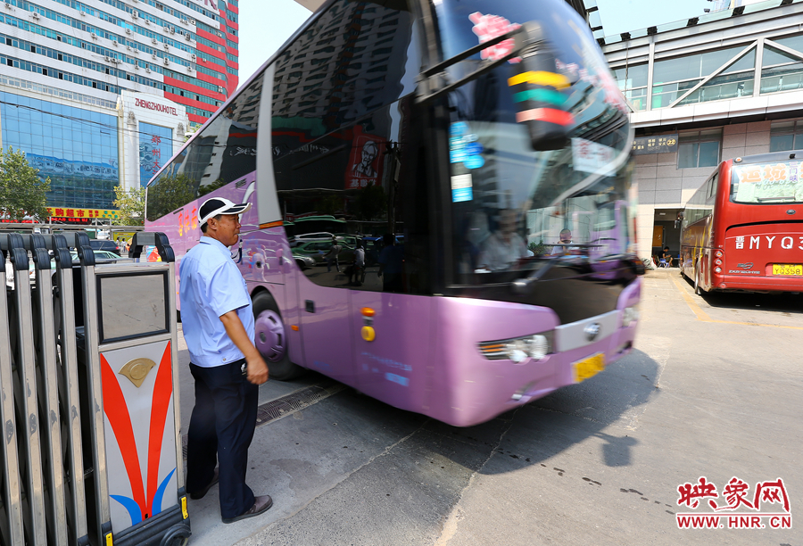 車場內(nèi)車輛順暢時(shí)，調(diào)度員還要在門口迎車指揮