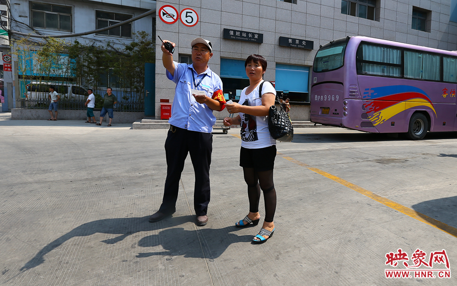 調(diào)度員不僅要保證車輛安全通暢，還肩負(fù)著疏導(dǎo)旅客的工作