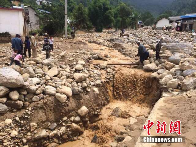 7月28日,云南省保山市隆陽區(qū)瓦房鄉(xiāng)喜坪村上坪小組發(fā)生山洪災(zāi)害,造成3戶人家9人被沖走。