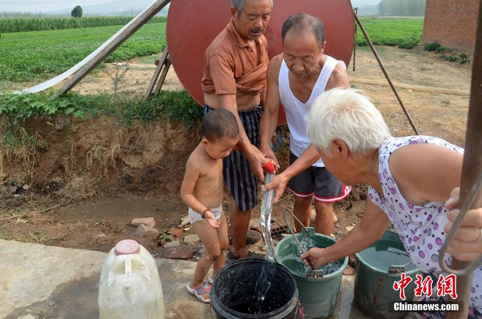 逾1200位村民只能依靠當?shù)厮块T新打的一口深80米的機井取水飲用。
