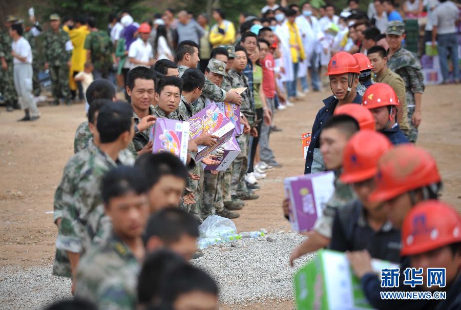 8月5日，在魯?shù)榭h龍頭山鎮(zhèn)，當(dāng)?shù)孛癖D(zhuǎn)運(yùn)從直升機(jī)上卸載的救災(zāi)物資。