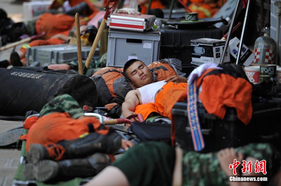 8月6日，龍頭山鎮(zhèn)，疲倦的救援官兵席地而眠。