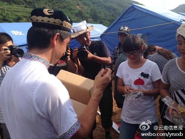 “切糕王子”阿迪力帶著重達(dá)5噸、價(jià)值50萬(wàn)元的切糕于7日下午抵達(dá)魯?shù)榈卣鹫鹬旋堫^山鎮(zhèn)。
