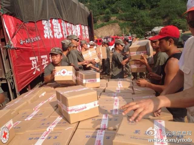 第14集團(tuán)軍官兵協(xié)助阿迪力將1100余箱切糕從貨車上卸下。