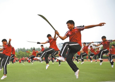 7月1日學(xué)員乘坐20多輛大巴奔赴南京適應(yīng)場地和排練節(jié)目,每天武術(shù)基本功訓(xùn)練必不可少。