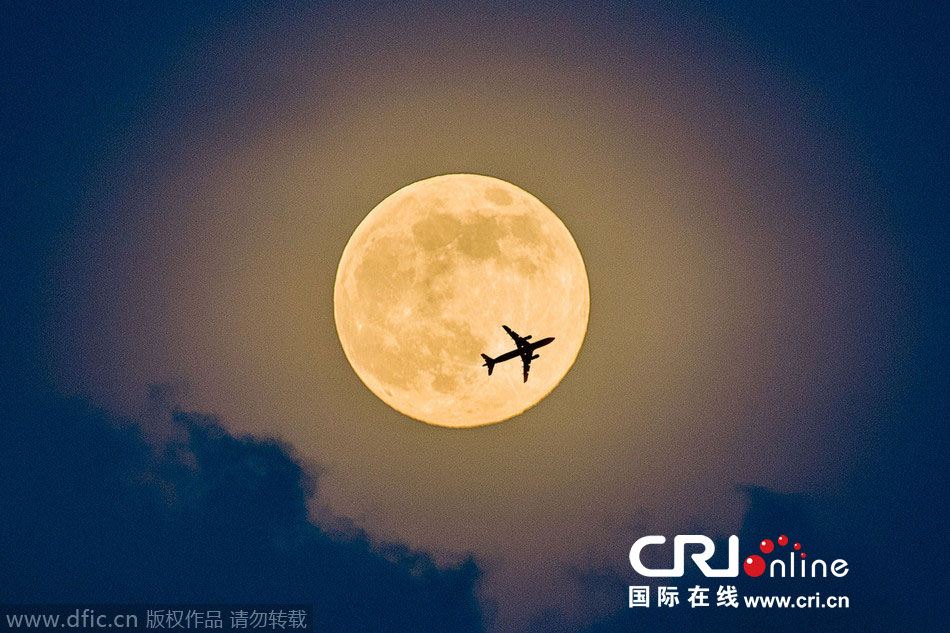 8月10日，19點(diǎn)15分，深圳上空的超級(jí)月亮。圖片來(lái)源：鄧飛/東方IC