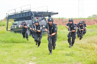 在拍攝現(xiàn)場(chǎng)，特警隊(duì)員下車后快速出擊。記者張琮攝影
