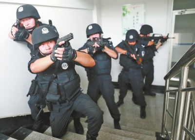 進(jìn)入樓道后，特警開始地毯式搜索。