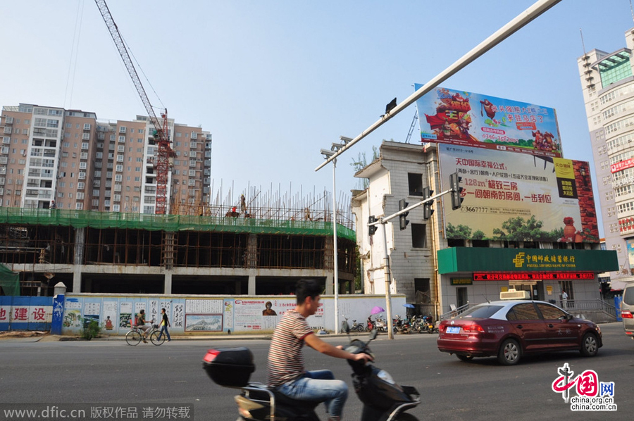 營業(yè)網(wǎng)點(diǎn)周圍也都在開發(fā)建設(shè),唯有這座三層小樓極為扎眼。