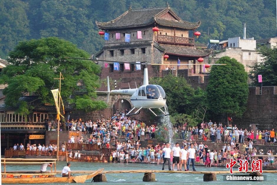 鳳凰偶遇節(jié)上演“冰桶挑戰(zhàn)” 直升機低空潑水