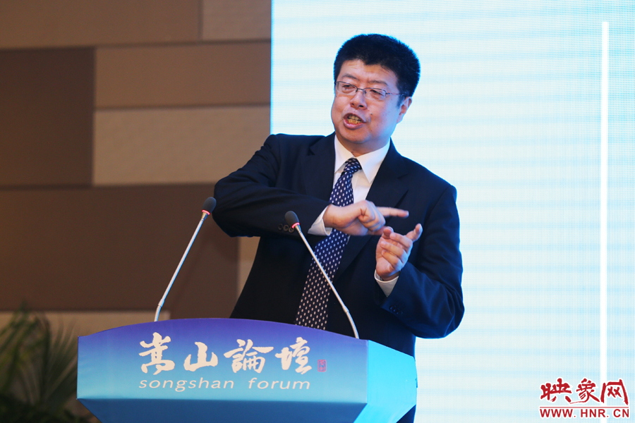 北京大學(xué)文化資源研究中心主任張頤武演講。