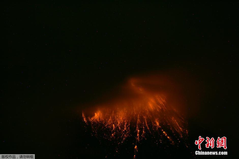 當(dāng)?shù)貢r(shí)間8月24日，厄瓜多爾通古拉瓦火山噴發(fā)，熔巖噴出宛如末世。