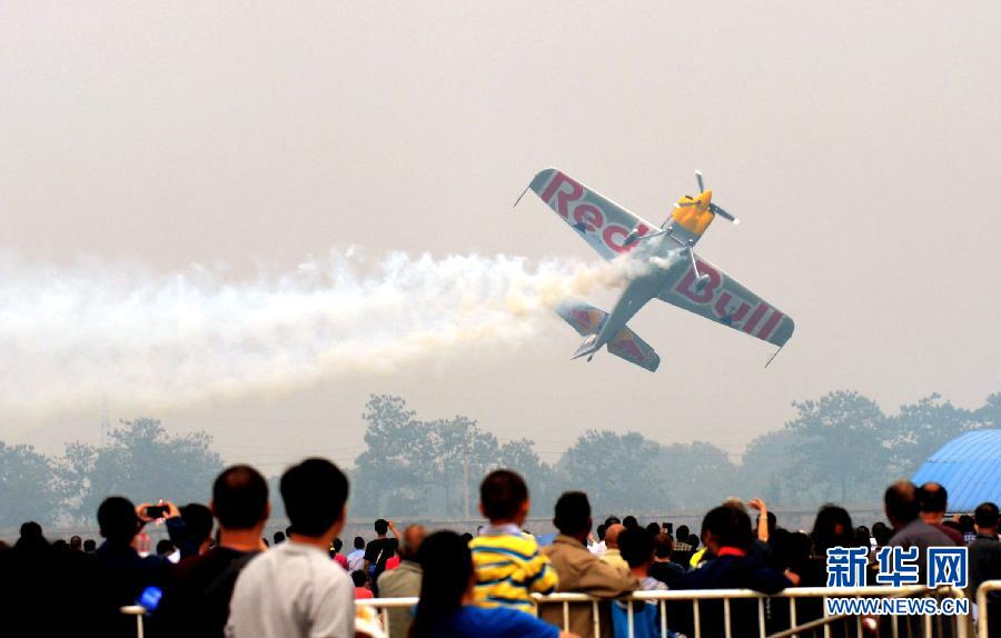 　9月13日，特技隊員在進行空中飛行表演。