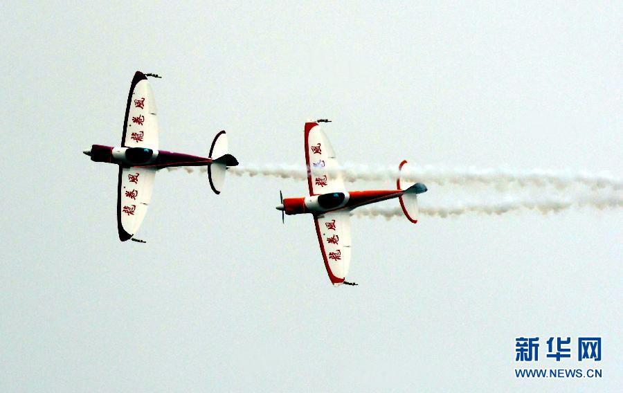 9月13日，特技隊員在進行空中飛行表演。