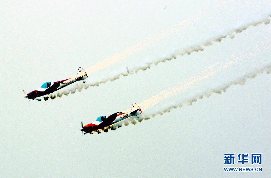 9月13日，特技隊員在進行空中飛行表演。