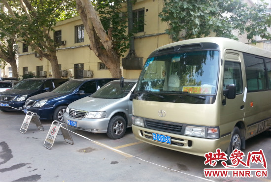 管城區(qū)委院內(nèi)已經(jīng)被封存公車在停車場停放。