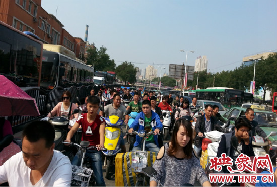 在一些易堵路段車輛仍然“寸步難行”。