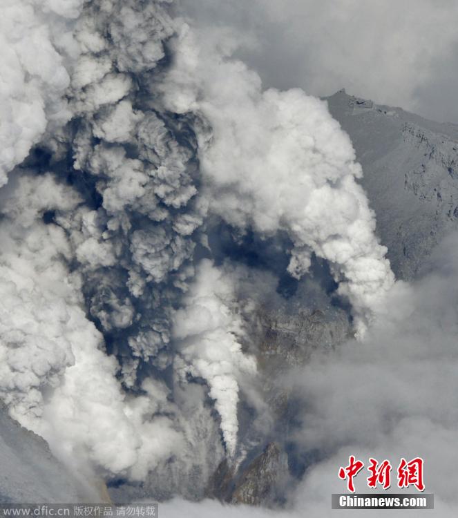 當(dāng)?shù)貢r(shí)間2014年9月27日，日本中部御岳山發(fā)生噴發(fā)，或已造成數(shù)人受傷。