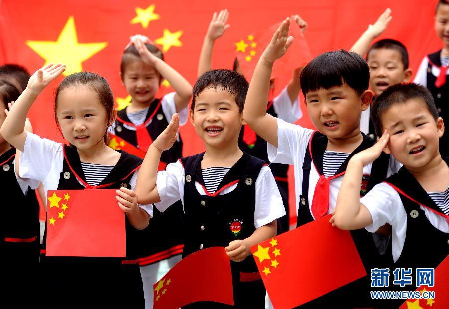  9月28日，安徽淮南市直機關幼兒園的小朋友在國旗前唱《國歌》，慶祝祖國65周歲生日。