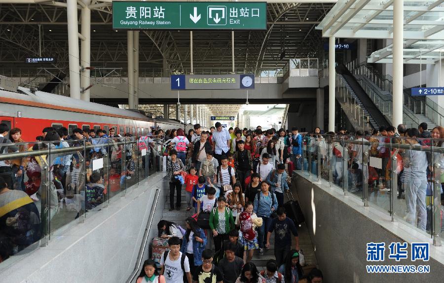10月6日，抵達貴陽火車站的旅客準備出站。