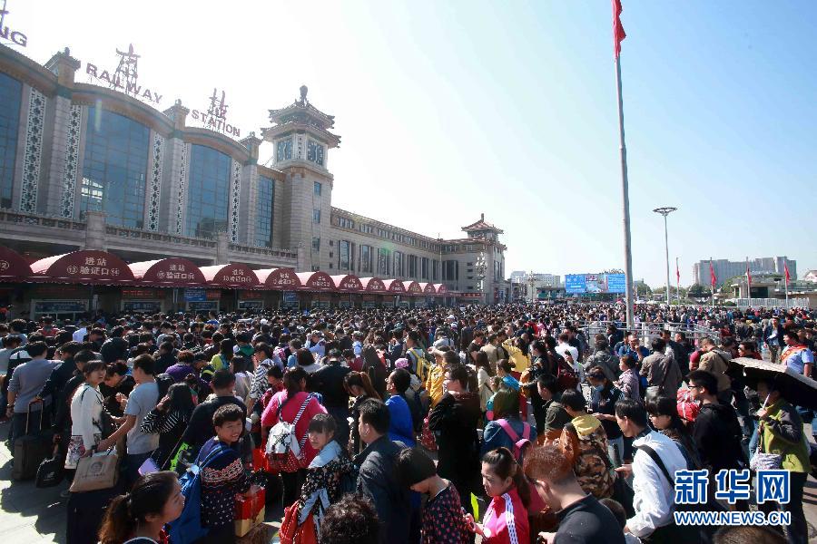  10月6日，在北京火車站，人們排隊進站。