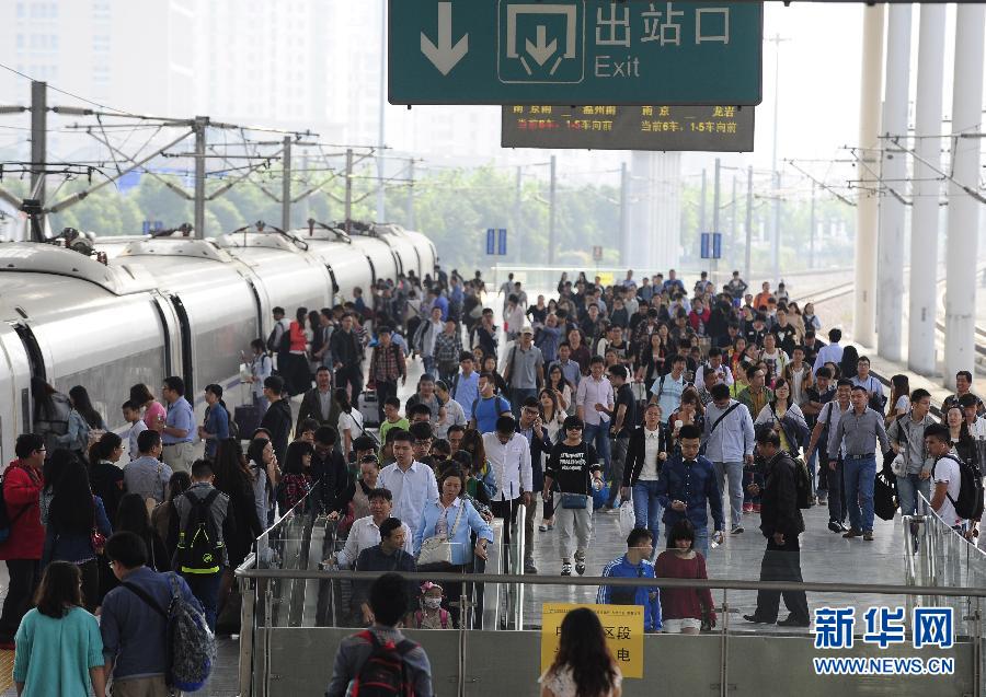 10月6日，無錫火車站站臺上人頭攢動。