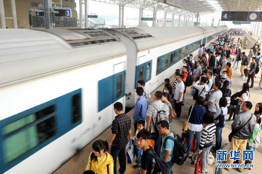10月6日，在安徽銅陵火車站，大批旅客在站臺上等候乘車。