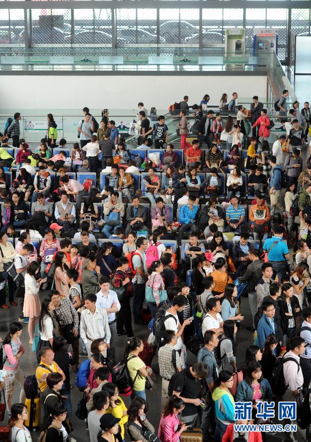 10月6日，旅客在蘇州火車站候車大廳等候乘車。