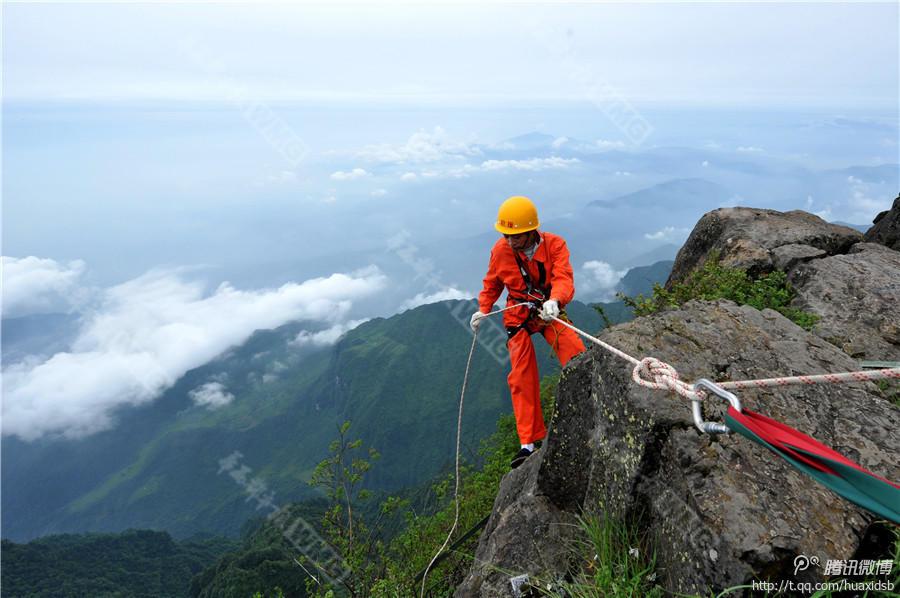 10月5日，峨眉山景區(qū)清潔工彭文才下到巖壁清理游客丟棄的垃圾。