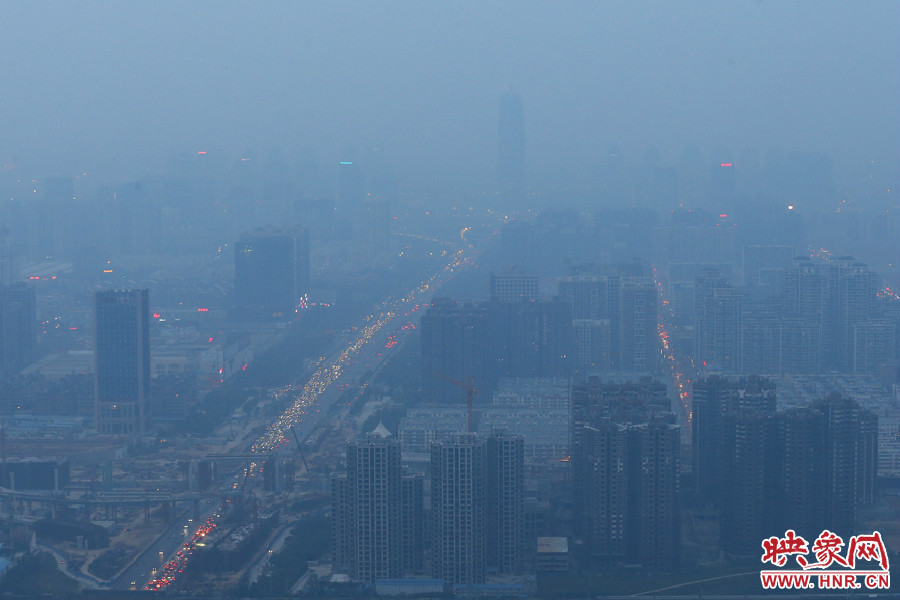 18：07鄭州被霧霾包裹著，不遠(yuǎn)處的建筑隱約可見。