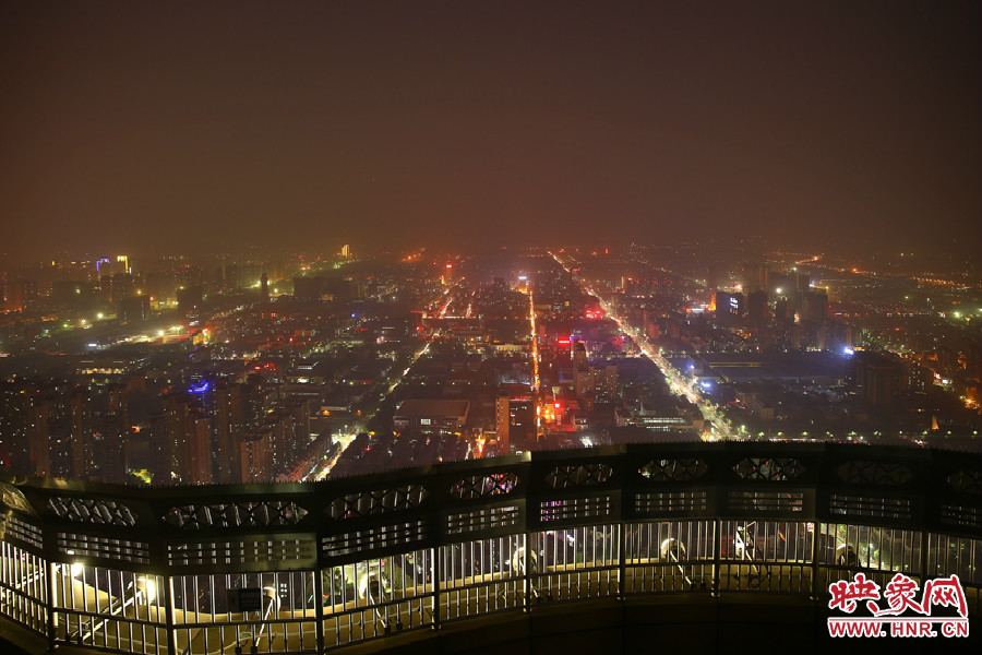 18：40鄭州沉浸在一片霧霾中，都市的燈光霧蒙蒙的，夜空看不到月亮的蹤跡。