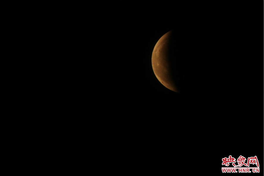 19：47夜風(fēng)吹散了霧霾，月亮漸露芳容。