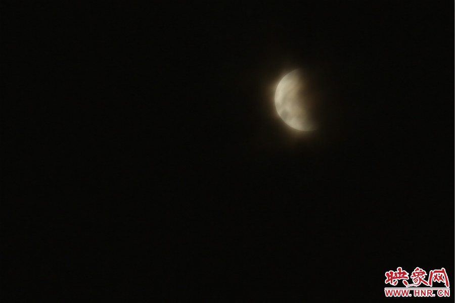 20：02月亮在云層中忽隱忽現(xiàn)。