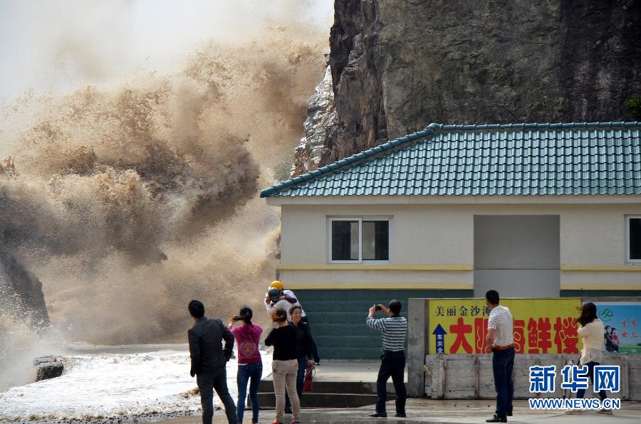 10月12日，浙江省溫嶺市石塘鎮(zhèn)海域出現(xiàn)大浪。