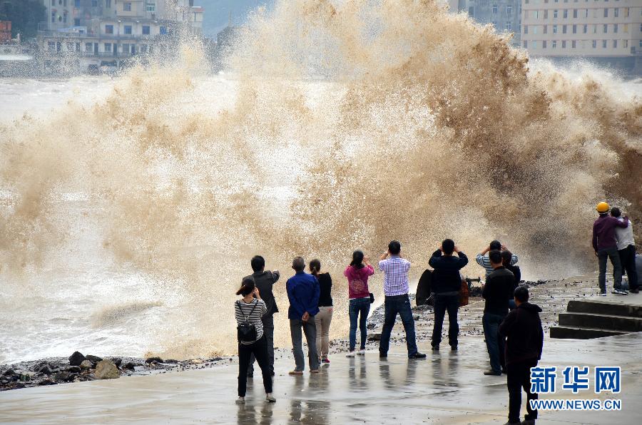 10月12日，人們在浙江省溫嶺市石塘鎮(zhèn)觀看大浪。