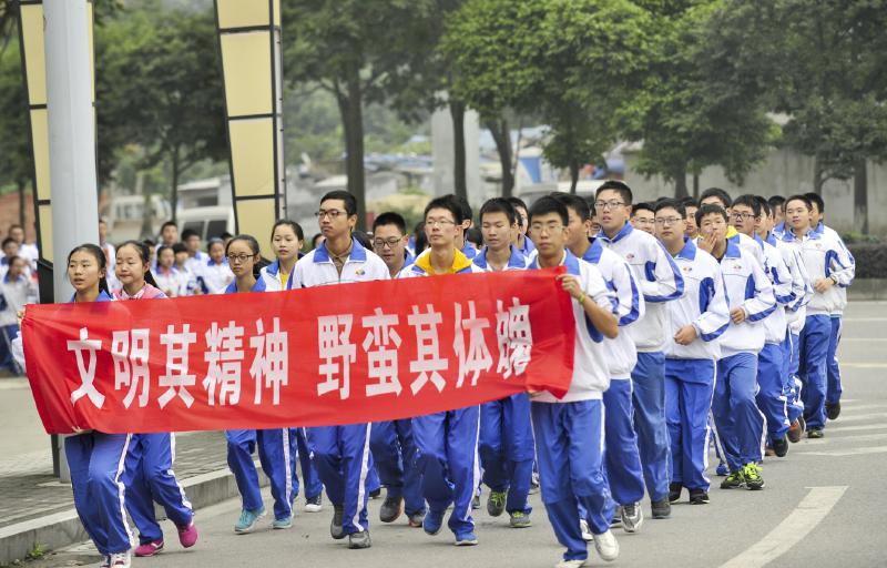 10月14日，成都七中萬(wàn)達(dá)學(xué)校實(shí)行三年跑六百公里才能畢業(yè)，現(xiàn)場(chǎng)學(xué)生開始長(zhǎng)跑。