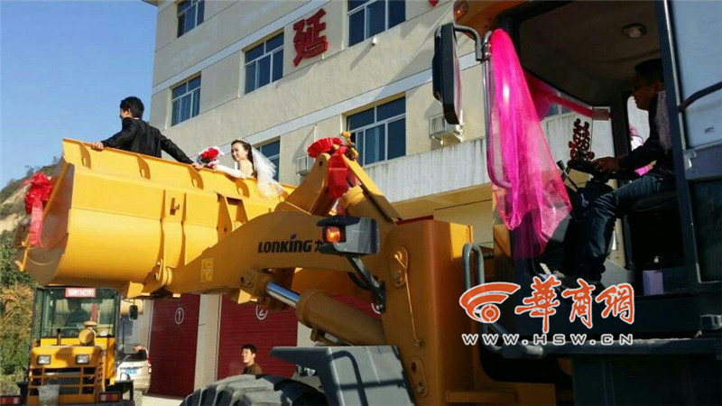 陜西小伙開8臺裝載機(jī)接新娘。