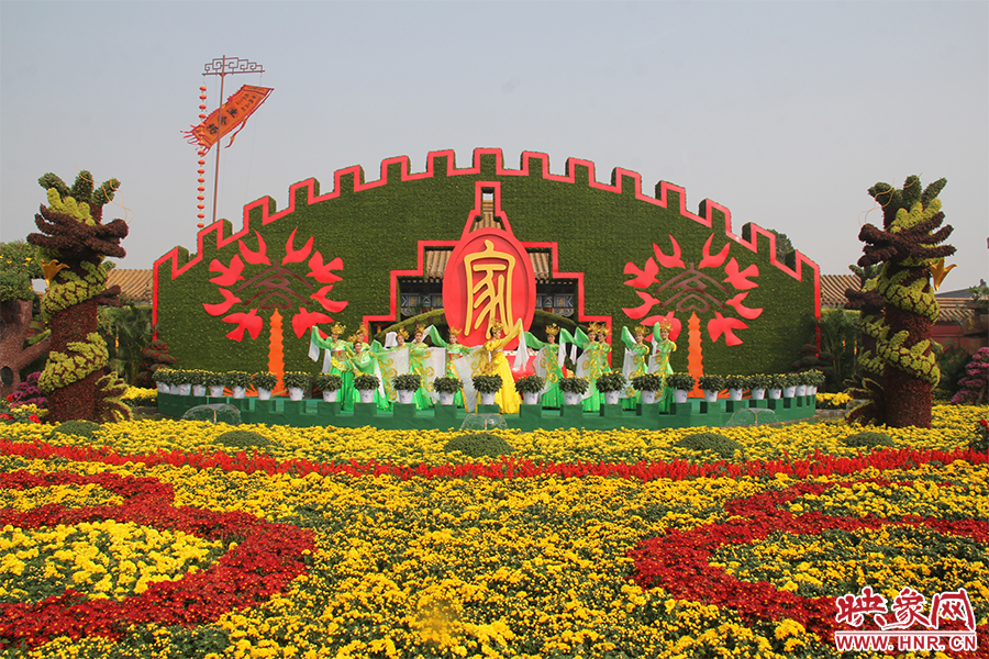 龍亭公園內(nèi)大型菊花景觀。