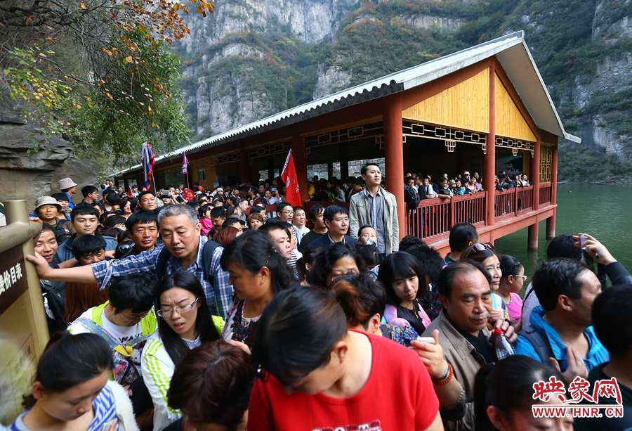 由于長(zhǎng)時(shí)間擁擠不動(dòng)，導(dǎo)致游客產(chǎn)生了焦躁的情緒