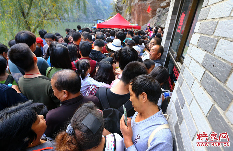 游船售票處前，游客被擠得無(wú)法轉(zhuǎn)身