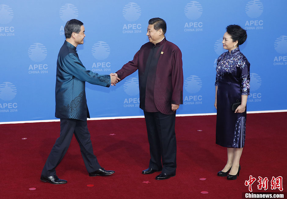 圖為習(xí)近平夫婦歡迎中國香港特別行政區(qū)行政長官梁振英。中新社發(fā) 杜洋 攝