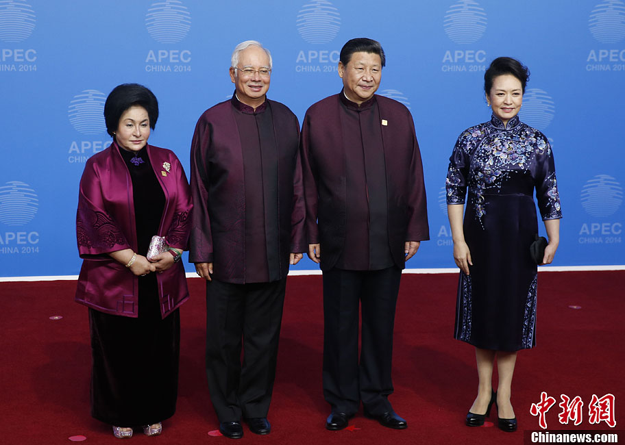 圖為習(xí)近平夫婦歡迎馬來西亞總理納吉布夫婦。中新社發(fā) 杜洋 攝