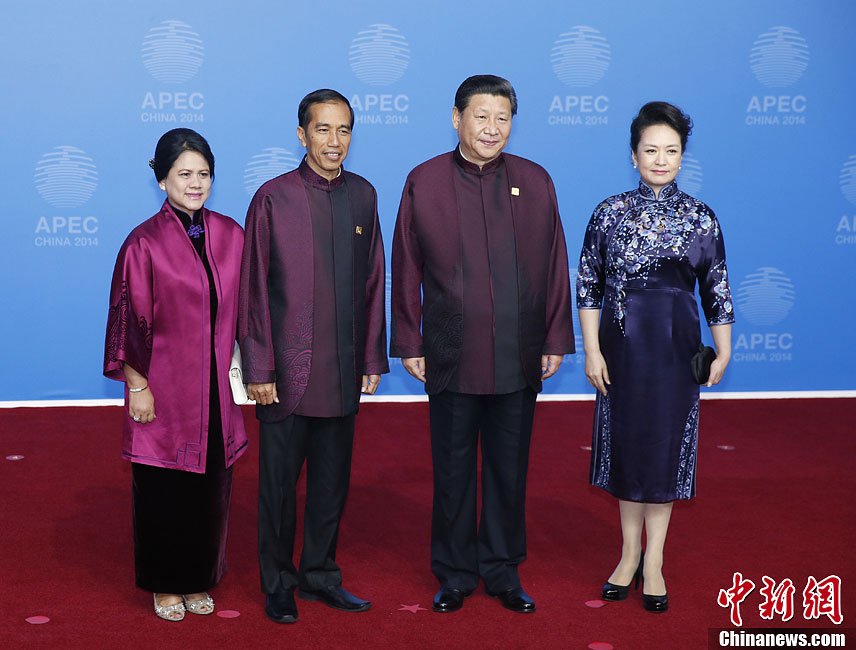 圖為習(xí)近平夫婦歡迎印度尼西亞總統(tǒng)佐科·維多多。中新社發(fā) 杜洋 攝