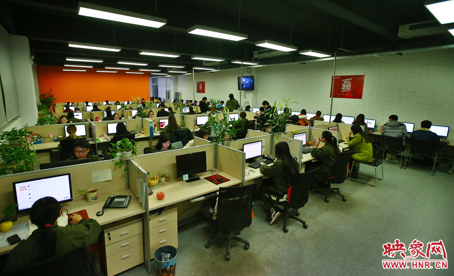 客服大廳內(nèi)，每天電腦前都坐著忙碌的客服人員