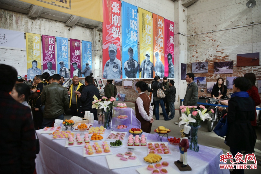 影展現(xiàn)場(chǎng)介紹河南籍賽車的手條幅掛滿展室。