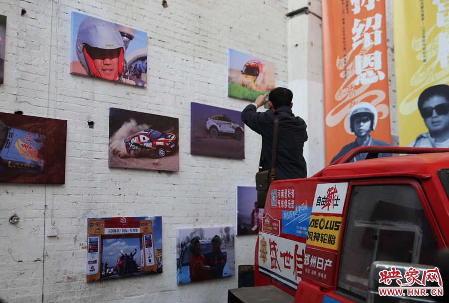 賽車上的攝影師。