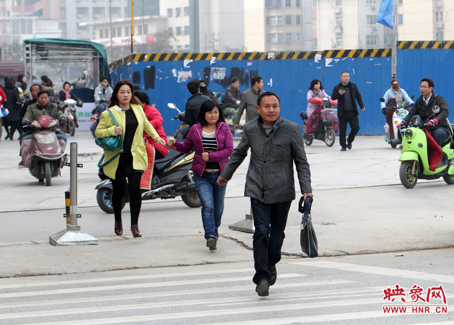 因?yàn)槎萝?chē)，許多上班族飛奔在路上