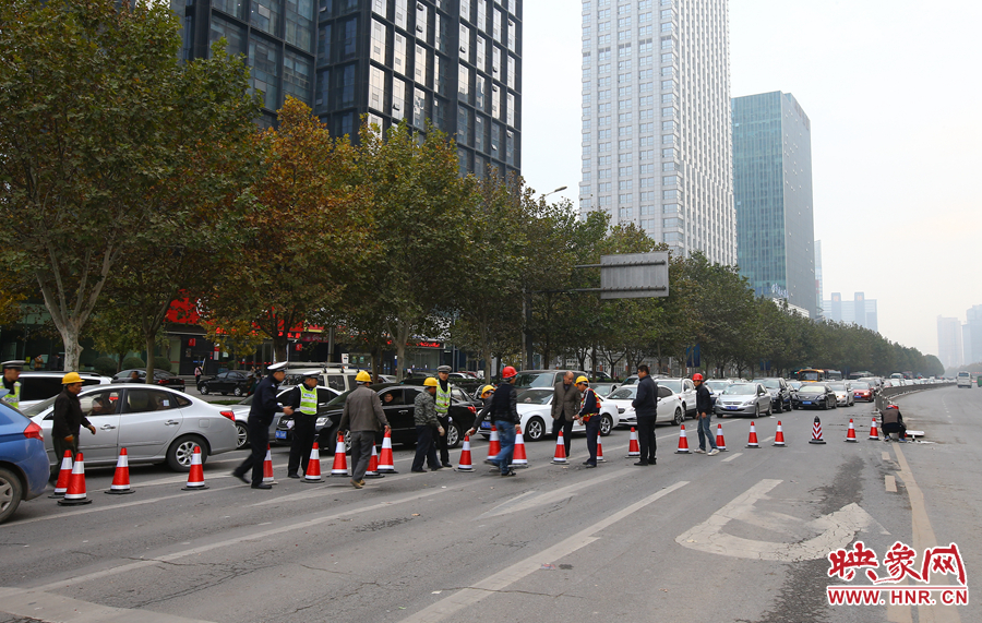 早上高峰期到來(lái)前，交警和工作人員設(shè)置道路引導(dǎo)警示樁