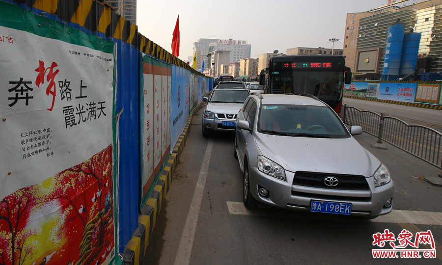每條路的路口都?jí)嚎s成雙車(chē)道，大大減緩了汽車(chē)通行速度