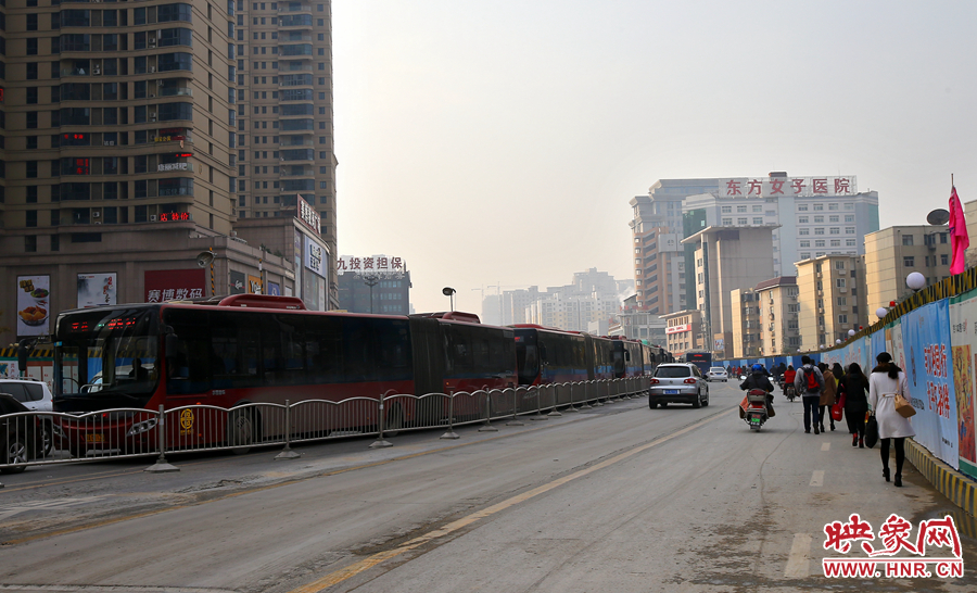 未來(lái)路道路兩邊施工，行人和非機(jī)動(dòng)在機(jī)動(dòng)車(chē)道路上通行